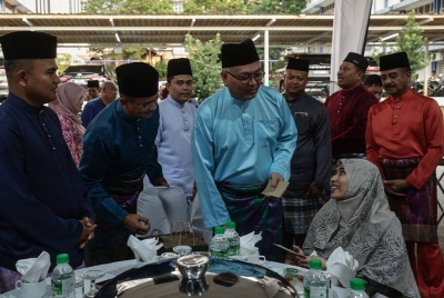 Shamsul Anuar menyampaikan sumbangan kepada kakitangan warga Ibu Pejabat Polis Daerah (IPD) Petaling Jaya pada Majlis Penerapan Nilai Murini dan Berbuka Puasa di Petaling Jaya pada Selasa. - Foto Bernama