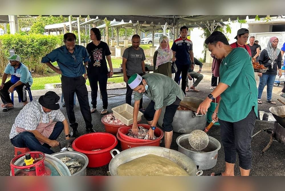 Kakitangan UTeM bergotong-royong menyediakan 'Nasi Talam' sebagai menu berbuka untuk pelajar.