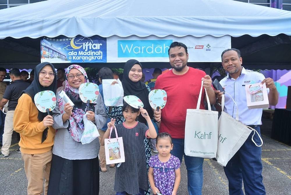 Pengunjung menerima pek produk dan kit iftar Wardah Beauty dan Kahf sempena program Iftar ala Madinah @Karangkraf.