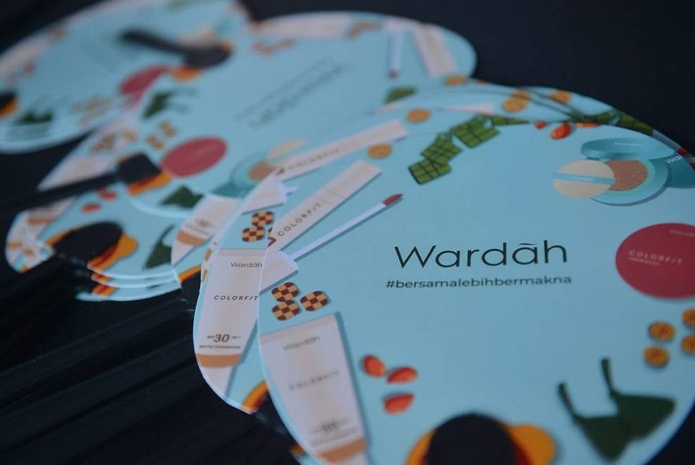 Antara pek produk percuma dan kit Iftar ala Madinah di reruai syarikat berkenaan