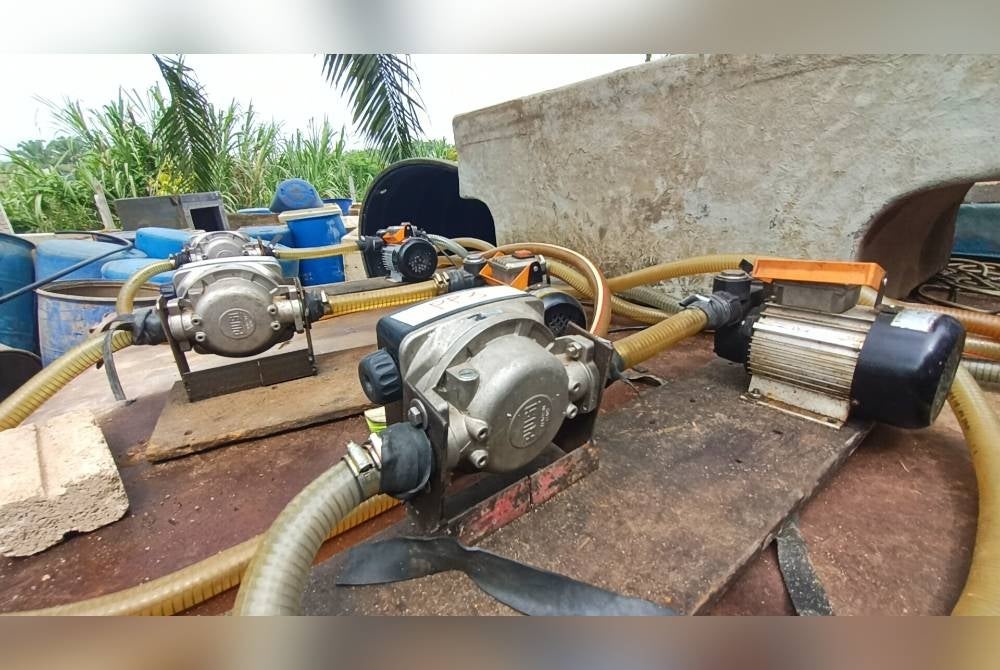 Lima unit pam penyedut minyak turut ditemui di premis berkenaan ketika serbuan dilakukan.