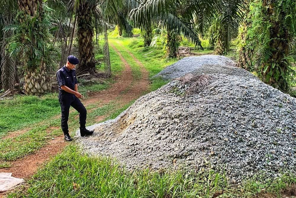 Batu yang dipercayai digunakan oleh pelaku. - Gambar ihsan PDRM