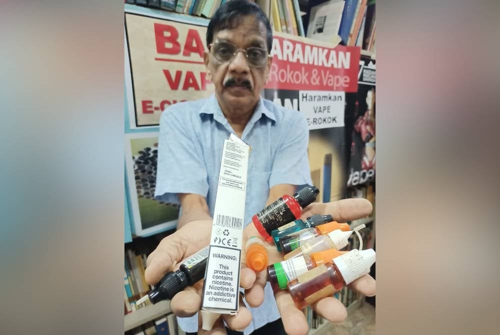 Subbarow menunjukkan vape yang mengandungi nikotin yang bebas dijual di pasaran.