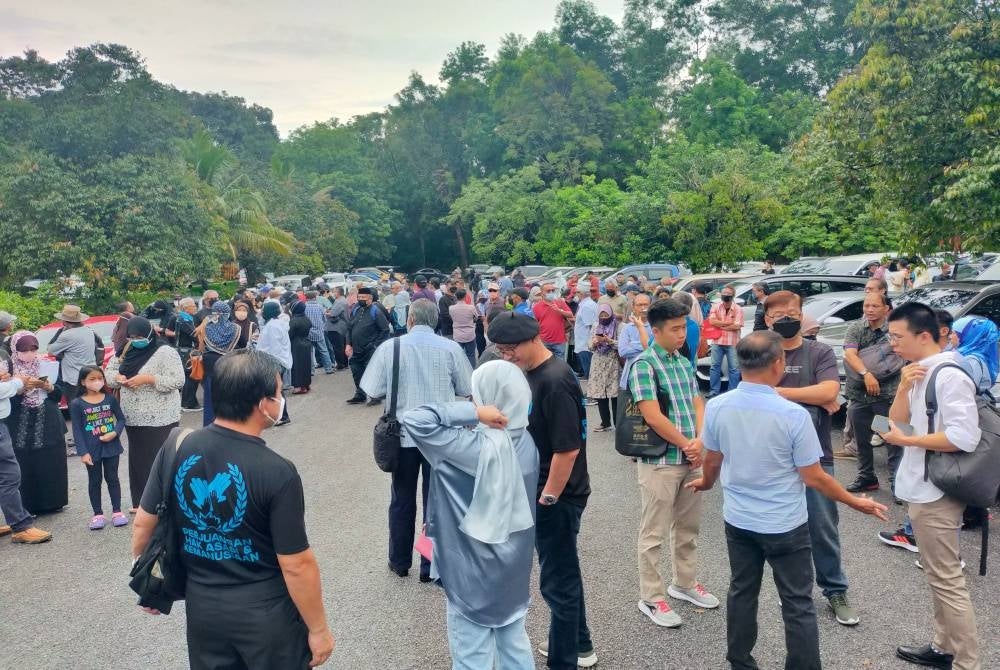 Sebahagian mangsa penipuan pelaburan hadir ke SC bersama petugas MHO bagi menyerahkan aduan kepada suruhanjaya tersebut di Bukit Kiara, dekat sini pada Rabu.