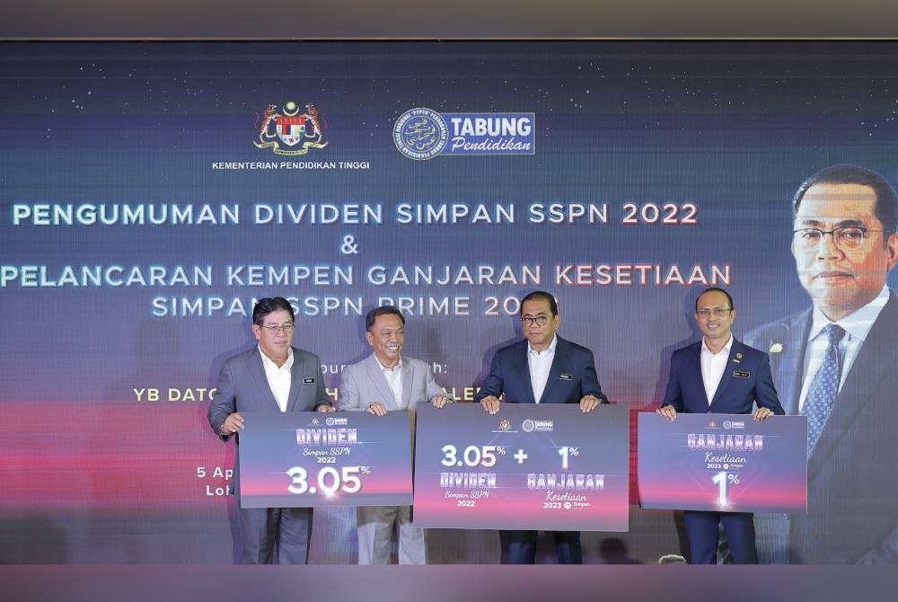 Menteri Pendidikan Tinggi Datuk Seri Mohamed Khaled Nordin (dua, kanan) menunjukkan dividen yang diumumkan pada Majlis Pengumuman Dividen Simpan Skim Simpanan Pendidikan Nasional (Simpan SSPN) 2022 dan Pelancaran Kempen Ganjaran Kesetiaan Simpan SSPN Prime 2023 di Kementerian Pengajian Tinggi pada Rabu. - Foto Bernama.