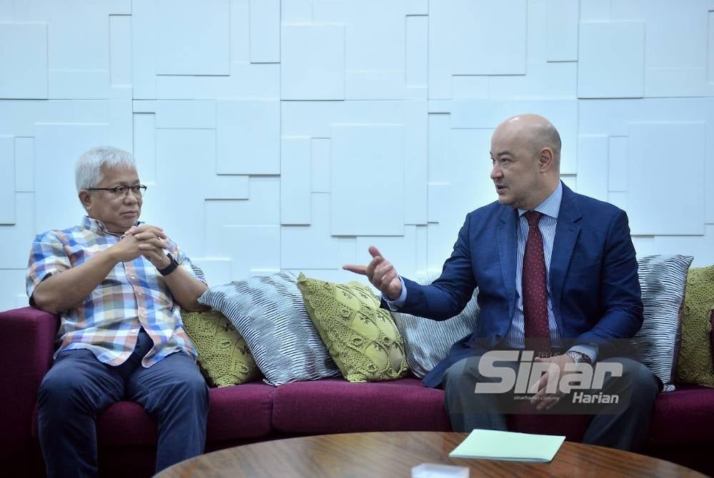 Ravshan Usmanov bersama Penasihat Kumpulan Karangkraf, Datuk Dr Hussamuddin Yaacub selepas mengadakan lawatan pada Rabu. - Foto Sinar Harian ASRIL ASWANDI SHUKOR