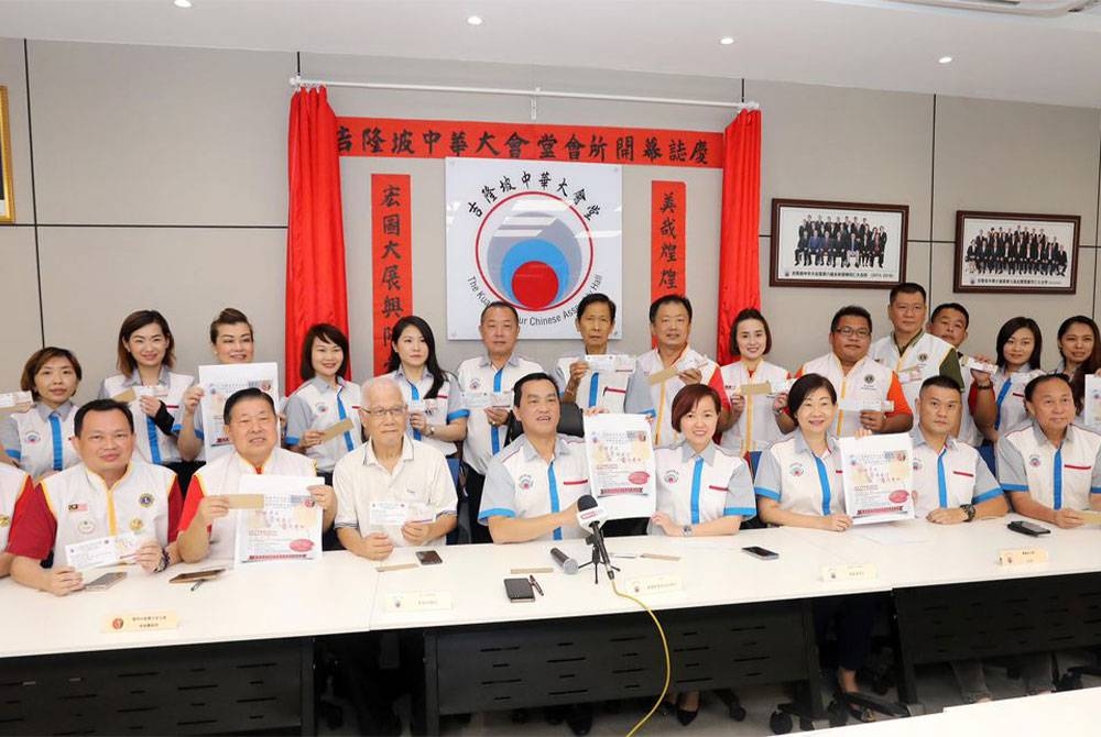 Dr. KK Chai (duduk, tengah) bersama jawatankuasa penganjur terlibat dalam acara TCM Wellness Charity Bazar