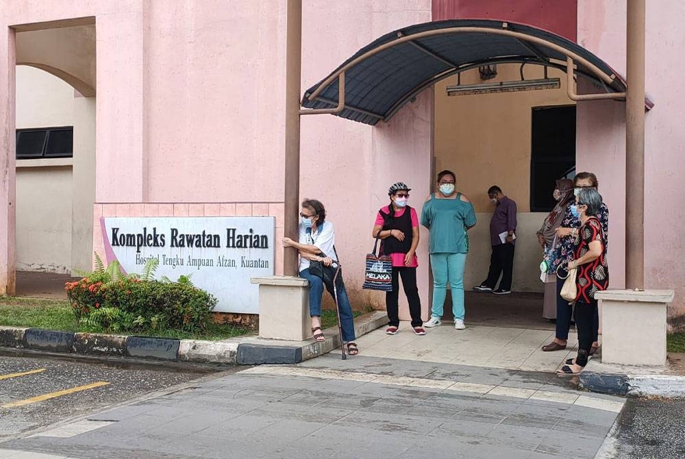 Pesakit sedang menunggu untuk mendapatkan rawatan di HTAA.