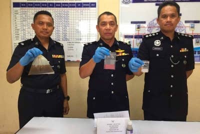 Dadah-dadah ditemui di dalam kotak rokok dan bilik di sebelah sebuah kedai makan.