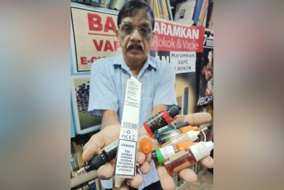 Subbarow menunjukkan vape yang mengandungi nikotin yang bebas dijual di pasaran.