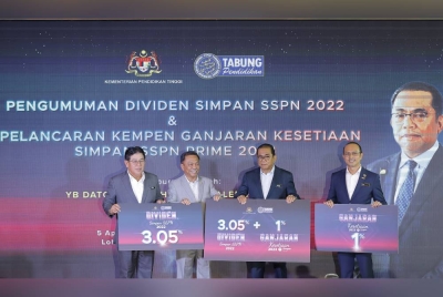 Menteri Pendidikan Tinggi Datuk Seri Mohamed Khaled Nordin (dua, kanan) menunjukkan dividen yang diumumkan pada Majlis Pengumuman Dividen Simpan Skim Simpanan Pendidikan Nasional (Simpan SSPN) 2022 dan Pelancaran Kempen Ganjaran Kesetiaan Simpan SSPN Prime 2023 di Kementerian Pengajian Tinggi pada Rabu. - Foto Bernama.