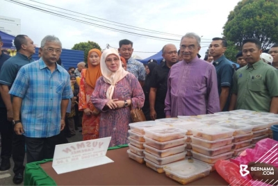 Yang di-Pertuan Agong Al-Sultan Abdullah Ri'ayatuddin Al-Mustafa Billah Shah dan Raja Permaisuri Agong Tunku Azizah Aminah Maimunah Iskandariah berkenan melawat Bazar Ramadan Peringgit di sini pada Rabu. - Foto Bernama