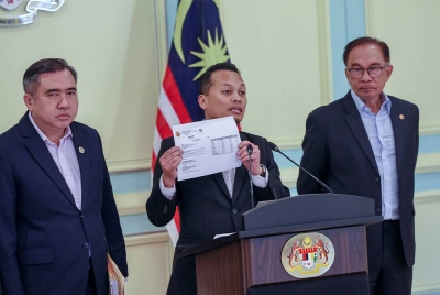 Perdana Menteri, Datuk Seri Anwar Ibrahim (kanan) dan Menteri Sumber Asli Alam Sekitar dan Perubahan Iklim, Nik Nazmi Nik Ahmad (tengah) pada sidang media di Bangunan Perdana Putra. - Foto Bernama.