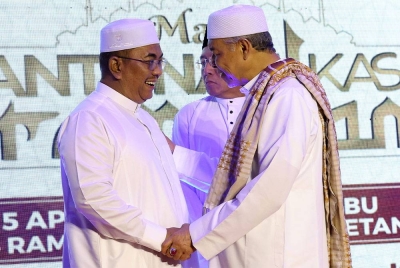 Timbalan Perdana Menteri Datuk Seri Dr Ahmad Zahid Hamidi disambut oleh Menteri Besar Kedah Datuk Seri Muhammad Sanusi Md Nor pada Majlis Santunan Kasih Ramadan 1444h Kementerian Kemajuan Desa dan Wilayah Kedah/Perlis di Masjid Al-A'la Pekan Jitra. - Foto Bernama.