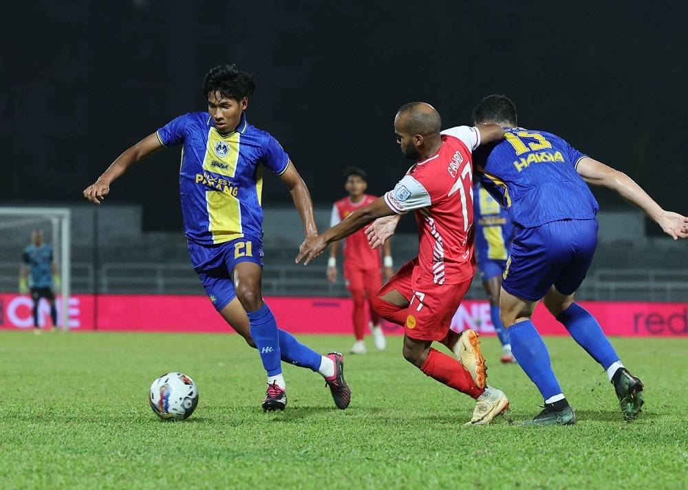 Pemain Sri Pahang FC, Muhammad Syazwan Mohd Andik Ishak mengawal bola ketika diasak pemain PDRM FC, Fadi Mahmoud Awad Saleh (tengah) dalam saingan Liga Super Malaysia 2023 di Stadium MBPJ Kelana Jaya malam ini. - Foto: Bernama