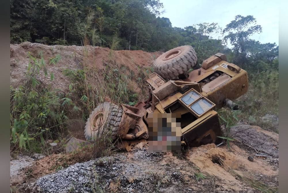 Kenderaan berat dikendalikan dua mangsa terbalik dalam kejadian di Simpang Pulai, Ipoh. - Foto Ihsan JBPM Perak