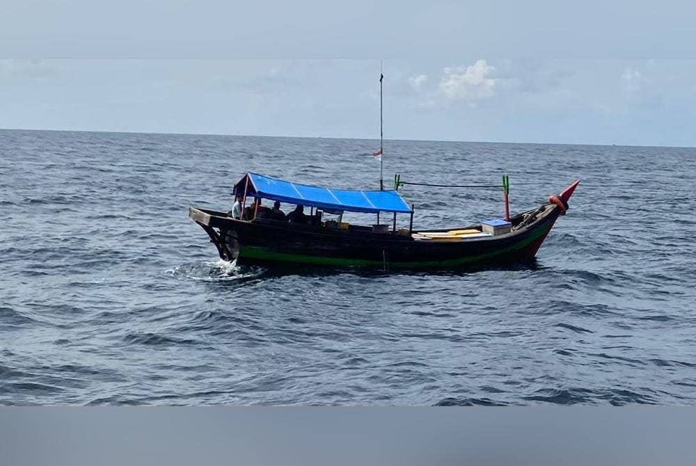 Sebuah bot yang berpangkalan di Pantai Labu, Deli Serdang Sumatera Utara, Indonesia ditahan pada pagi Rabu.