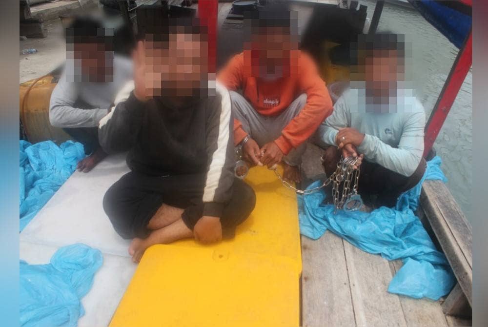 Empat nelayan Indonesia turut ditahan kerana tiada dokumen pengenalan diri yang sah.