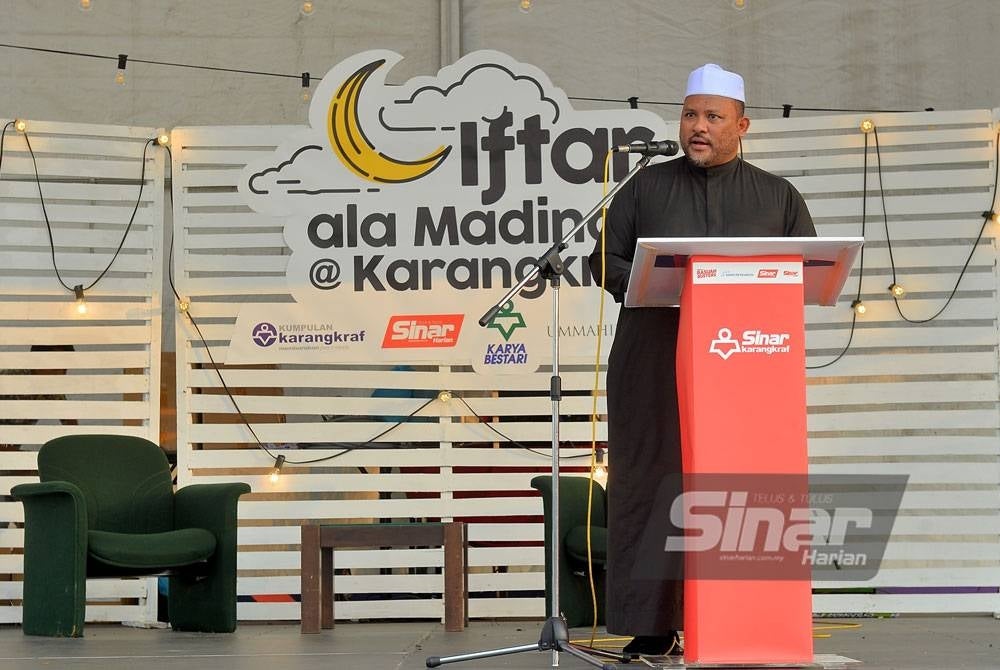 Ramli menyampaikan tazkirah bertajuk Elak Pembaziran Makanan, Pulihara Alam Sekitar kepada tetamu yang hadir pada program Iftar Ala Madinah@Karangkraf sebelum berbuka puasa.