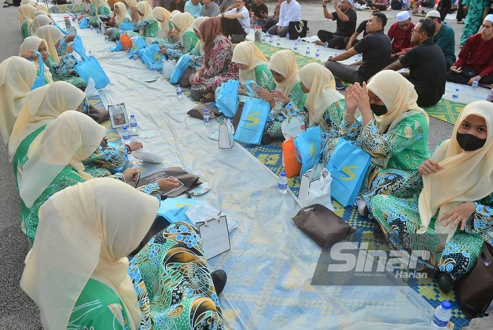 Anak-anak yatim dari Pertubuhan Rahoma Darul Fakir dari Subang Jaya, Selangor bersama-sama berbuka puasa pada program Iftar Ala Madinah@Karangkraf pada Selasa.