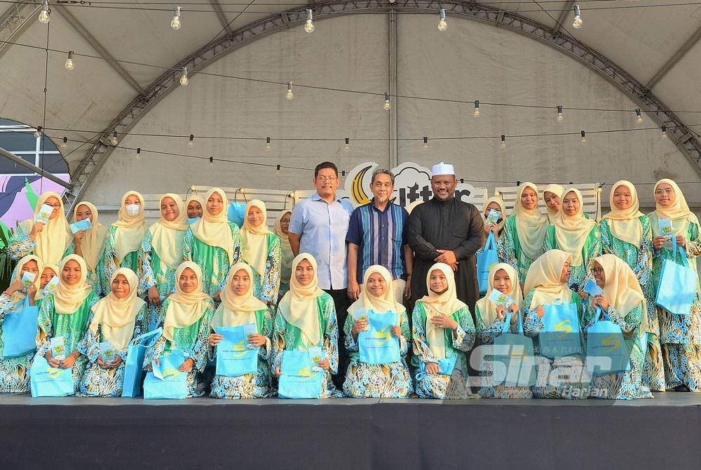 Ramli (lima dari kanan) bersama anak-anak yatim.