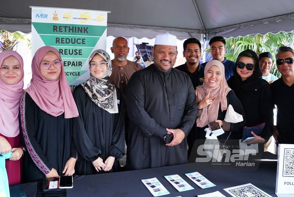 Ramli (empat dari kiri) bersama kakitangan KDEBWM yang hadir berbuka puasa pada Iftar Ala Madinah@Karangkraf.