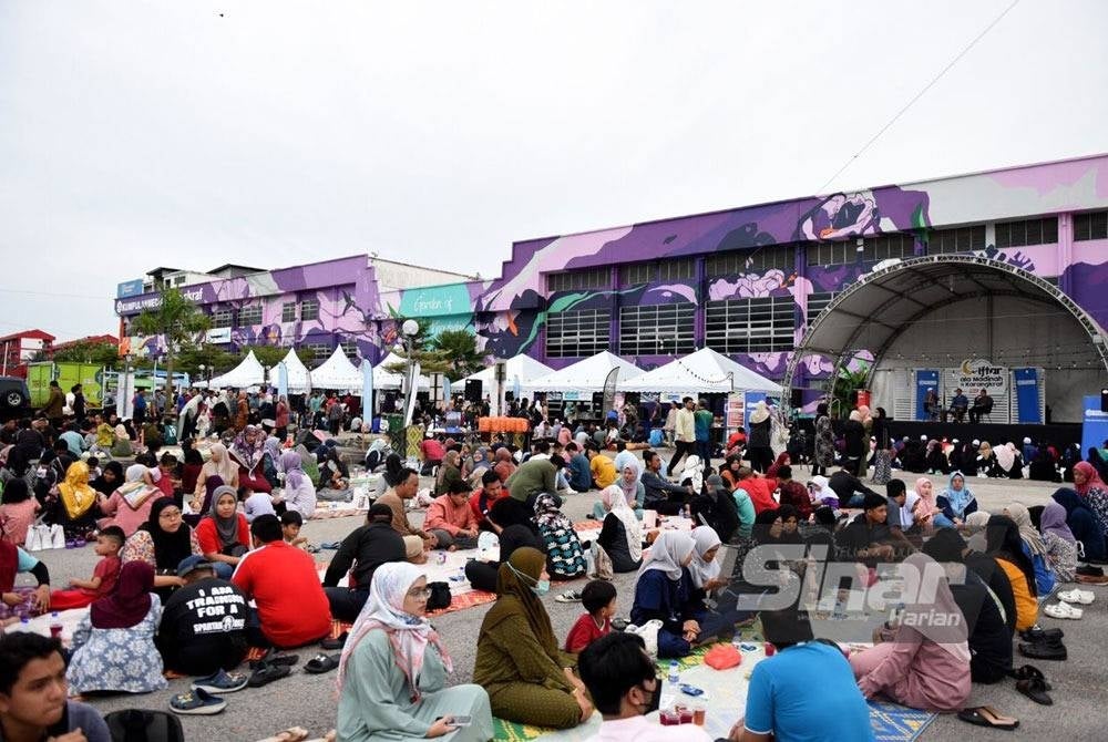 Pengunjung menyertai program Iftar Ala Madinah@Karangkraf. 