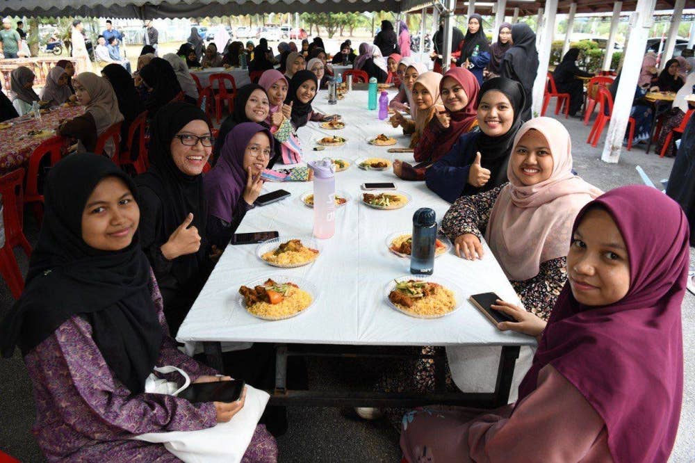 Pelajar ceria dapat menikmati hidangan berbuka puasa secara percuma di Masjid UniSZA setiap hari. - Foto UniSZA