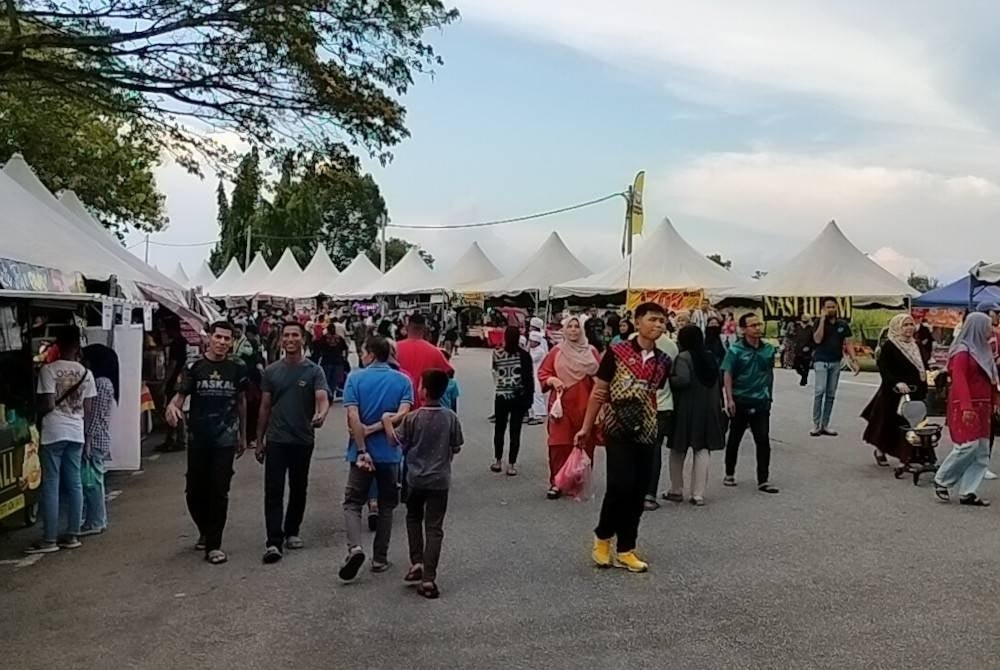 Suasana meriah dengan kehadiran pengunjung di Wisma Ria yang dikatakan terpanjang di Kedah.