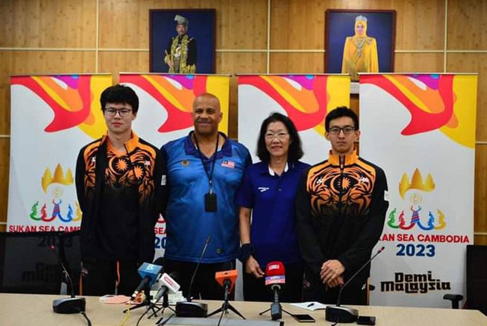 Martin (dua dari kiri) ketika sidang media skuad renang negara ke Sukan SEA Kemboja di Bukit Jalil, Kuala Lumpur pada Khamis. - Foto Facebook MSN