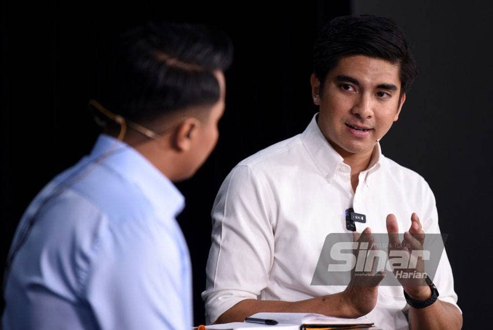 Ahli Parlimen Muar, Syed Saddiq Syed Abdul Rahman pada sesi Dialog Siswa bersama Syed Saddiq di Kompleks Karangkraf yang dihoskan oleh Hazwan Mokhtar pada Khamis. - Foto SINAR HARIAN / MOHD RAFIQ REDZUAN HAMZAH