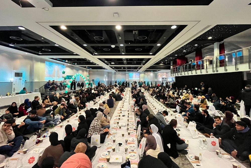 Antara masyarakat Islam sekitar Villa Park yang hadir pada majlis berbuka puasa tersebut. - Foto Ramadan Tent Project