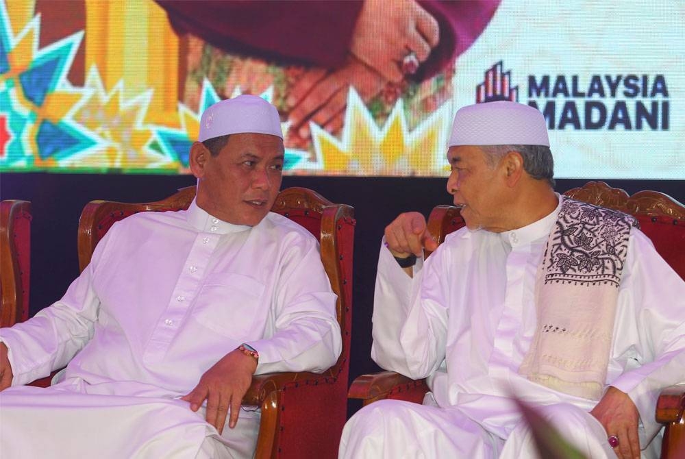 Ahmad Zahid berbual dengan Aminuddin pada Majlis Santunan Kasih Ramadan di Jelebu.