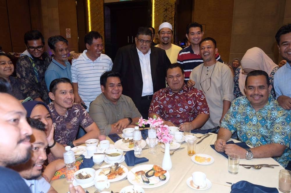Ab Rauf (tengah) bersama sebahagian pengamal media pelbagai agensi ketika Majlis Berbuka Bersama Media dan Exco di Ames Hotel Ayer Keroh, di sini malam Khamis.