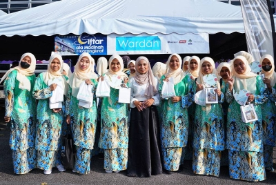 Para pengunjung bergambar bersama Nur Azzureen (tengah) di reruai Wardah Beauty.