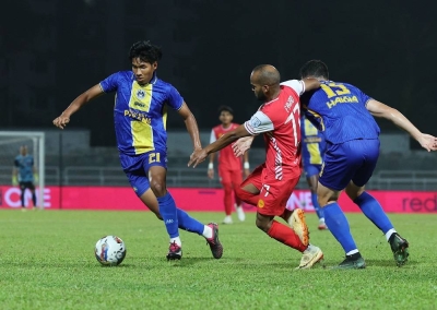 Pemain Sri Pahang FC, Muhammad Syazwan Mohd Andik Ishak mengawal bola ketika diasak pemain PDRM FC, Fadi Mahmoud Awad Saleh (tengah) dalam saingan Liga Super Malaysia 2023 di Stadium MBPJ Kelana Jaya malam ini. - Foto: Bernama