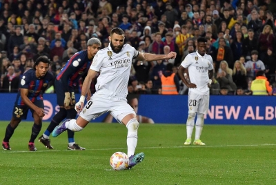 Benzema menyempurnakan sepakan penalti ketika menentang Barcelona. - Foto AFP