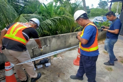 Kakitangan Sains dan SPAN melakukan pemeriksaan berkenaan penyambungan haram yang dibuat.