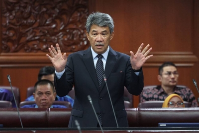 Mohamad ketika sesi soal jawab pada Persidangan Dewan Negara di Bangunan Parlimen pada Khamis. - Foto: Bernama