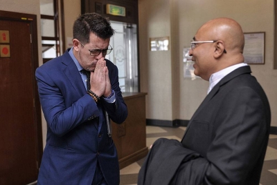 Jason Lo (kiri) ketika di pekarangan Mahkamah Tinggi Kuala Lumpur pada Khamis. Foto: Bernama