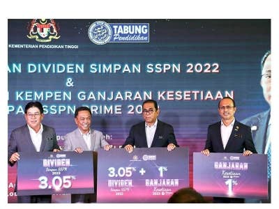 Mohamed Khaled (dua kari kanan) menunjukkan plakad dividen Simpan SSPN 2022 dan Ganjaran Kesetiaan Simpan SSPN Prime 2023 di Lobi Kementerian Pendidikan Tinggi pada Rabu.