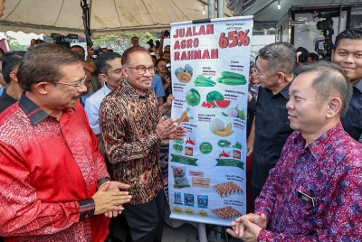 Perdana Menteri Datuk Seri Anwar Ibrahim melancarkan Jualan Agro Rahmah di Bazar Ramadan Putrajaya 2023 di Presint 3 hari ini. - Foto Bernama
