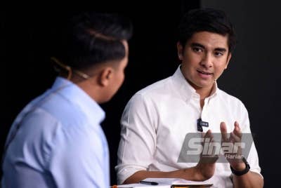 Ahli Parlimen Muar, Syed Saddiq Syed Abdul Rahman pada sesi Dialog Siswa bersama Syed Saddiq di Kompleks Karangkraf yang dihoskan oleh Hazwan Mokhtar pada Khamis. - Foto SINAR HARIAN / MOHD RAFIQ REDZUAN HAMZAH