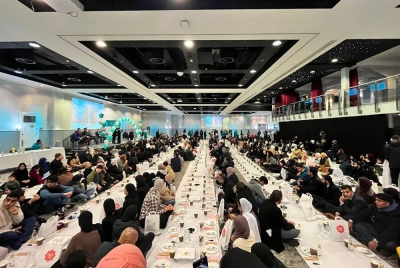 Antara masyarakat Islam sekitar Villa Park yang hadir pada majlis berbuka puasa tersebut. - Foto Ramadan Tent Project