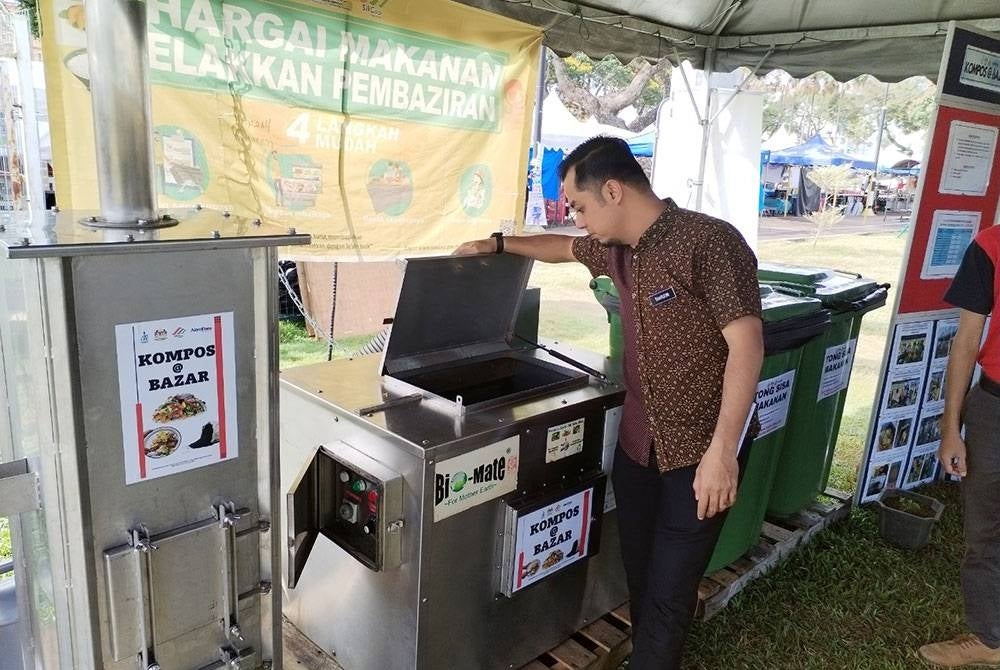 Sharudin melinat proses kompos sisa makanan bagi penghasilan baja.