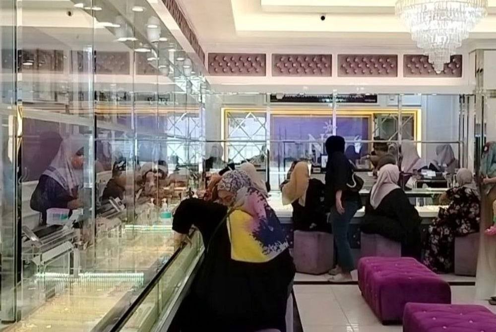 Suasana di Kedai Emas Nur Jannah Kuala Pilah pada Khamis.