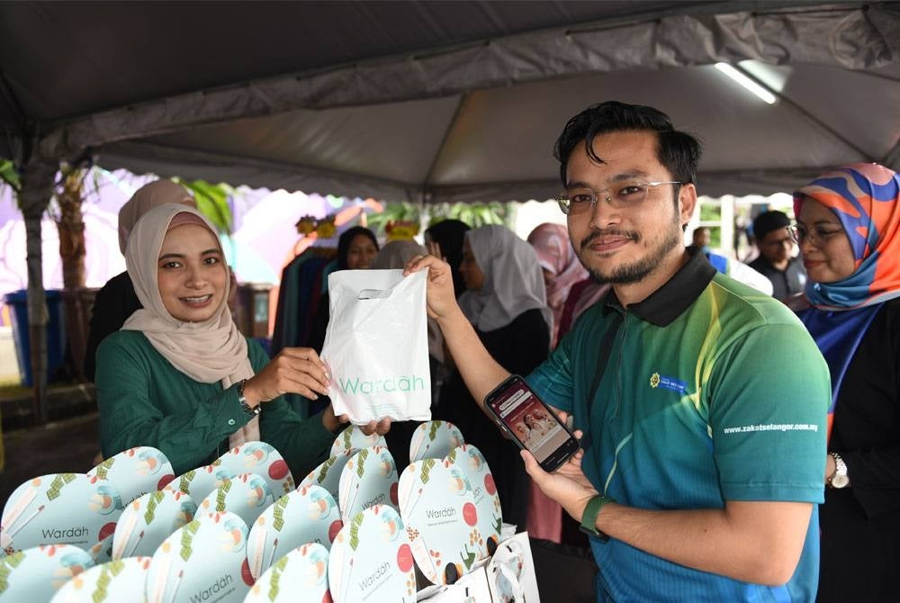 Pengunjung menerima sumbangan pek produk Wardah Beauty mengikuti akaun Instagram rasmi milik jenama tersebut.