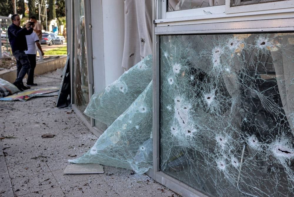 Impak bedilan roket pada tingkap yang dilancarkan dari Lubnan ke bandar Shlomi pada Khamis. - Foto AFP