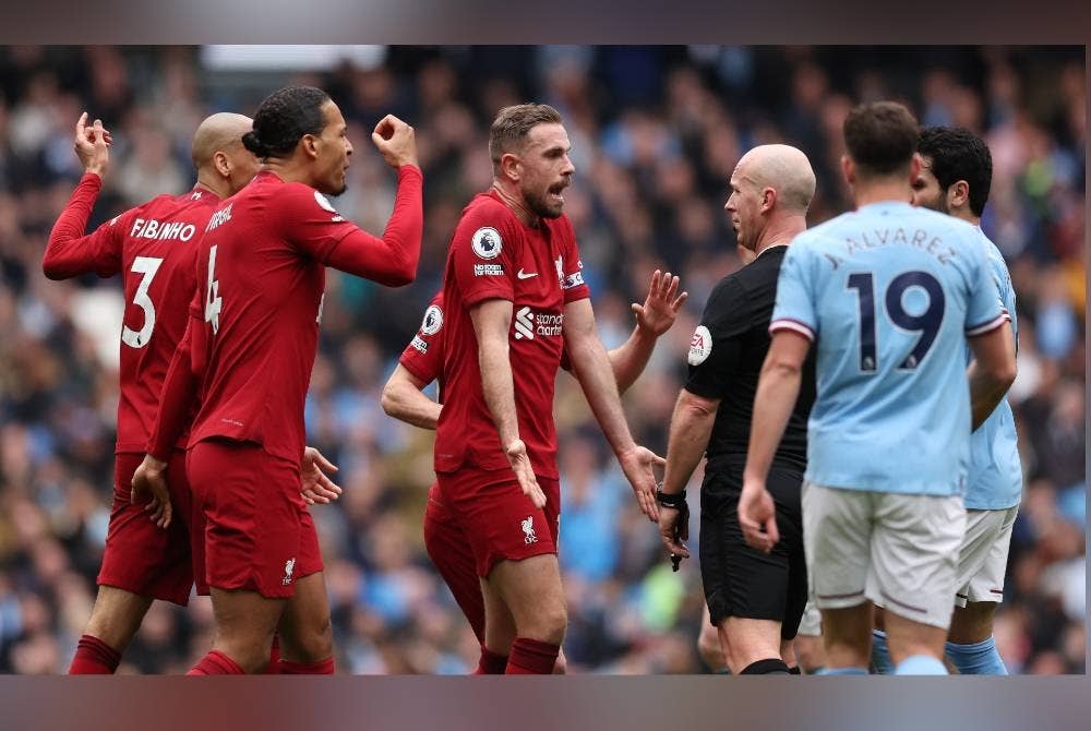 Insiden yang berlaku pada minit ke-34 yang menyaksikan Hooper dikerumuni oleh pemain Liverpool.