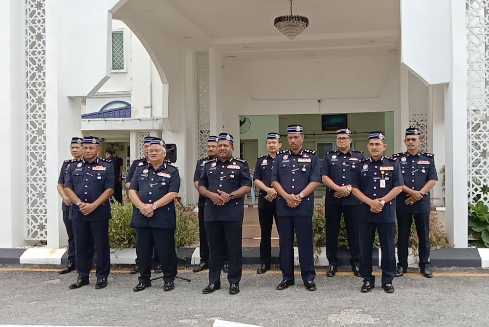 Ketua Polis Selangor, Datuk Hussien Omar Khan bersama pegawai kanan polis Selangor ketika Program Rakaman Takbir Raya Aidilfitri di Surau Khalid Al-Walid Ibu Pejabat Polis Kontinjen (IPK) Selangor di sini pada Jumaat.